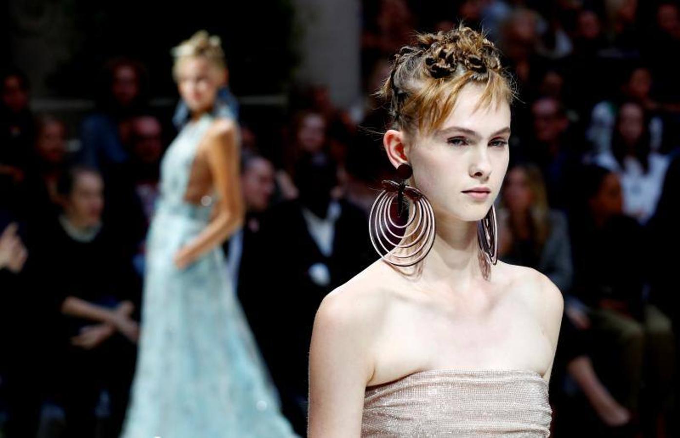 Los diseños Primavera/Verano 2020 de Giorgio Armani desfilan en la Milán Fashion Week