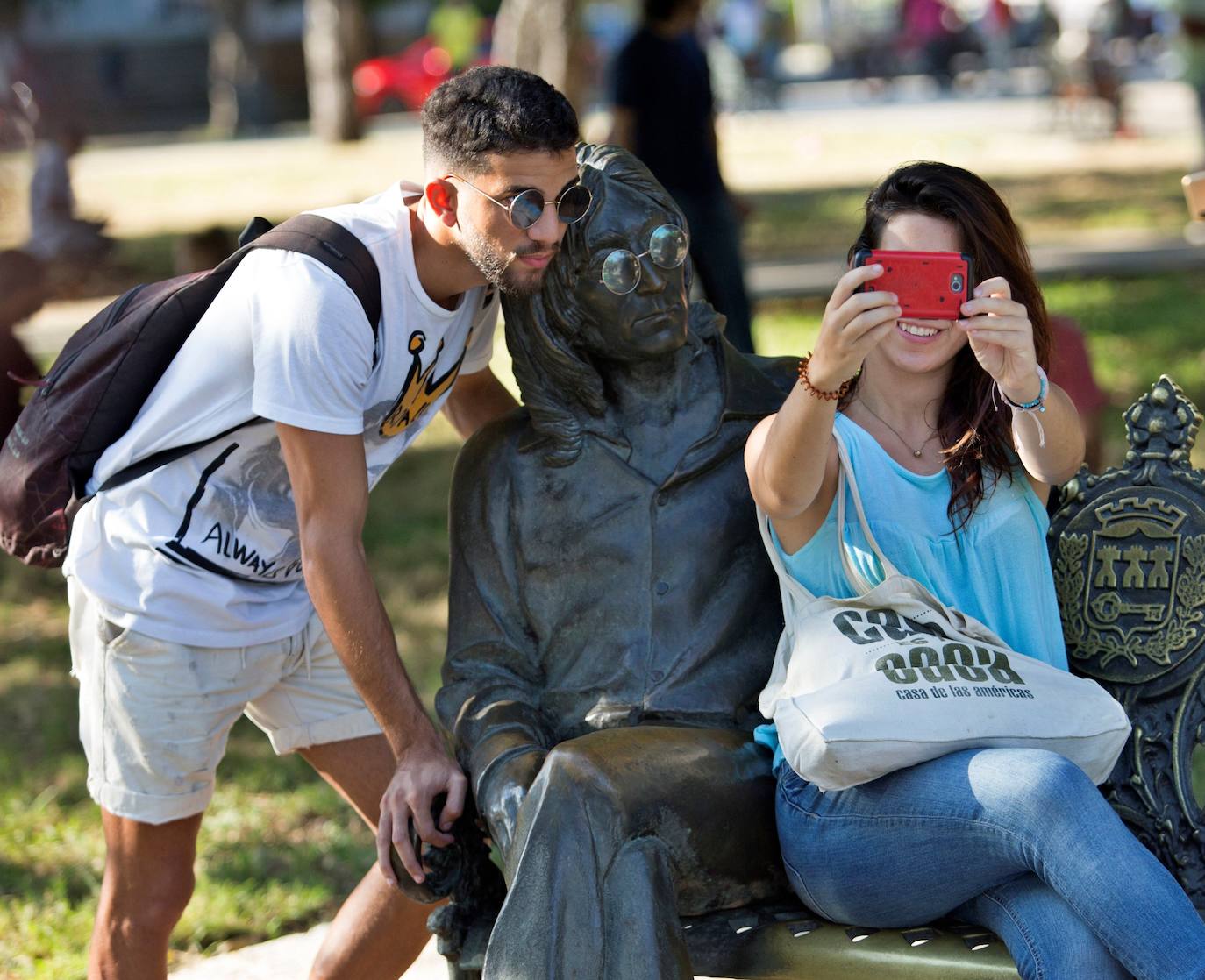 Distintos actos conmemorativos festejan la celebración de los 50 años del «Abbey Road» de The Beatles en lugares tan dispares como Cuba o Hollywood. Cuando «Abbey Road» se publicó el 26 de septiembre de 1969, nadie dijo que aquel iba a ser el último disco de los Beatles, pero ellos lo grabaron como si nunca más fueran a trabajar juntos. Incluso colocaron un tema llamado «The end» como cierre del álbum.