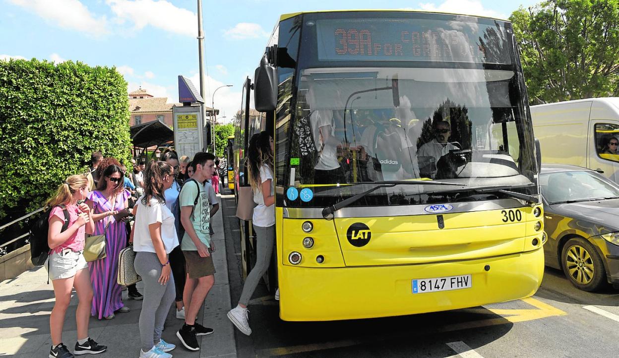 Universitarios, ayer, cuando subían al autobús que llega al campus de Espinardo. 