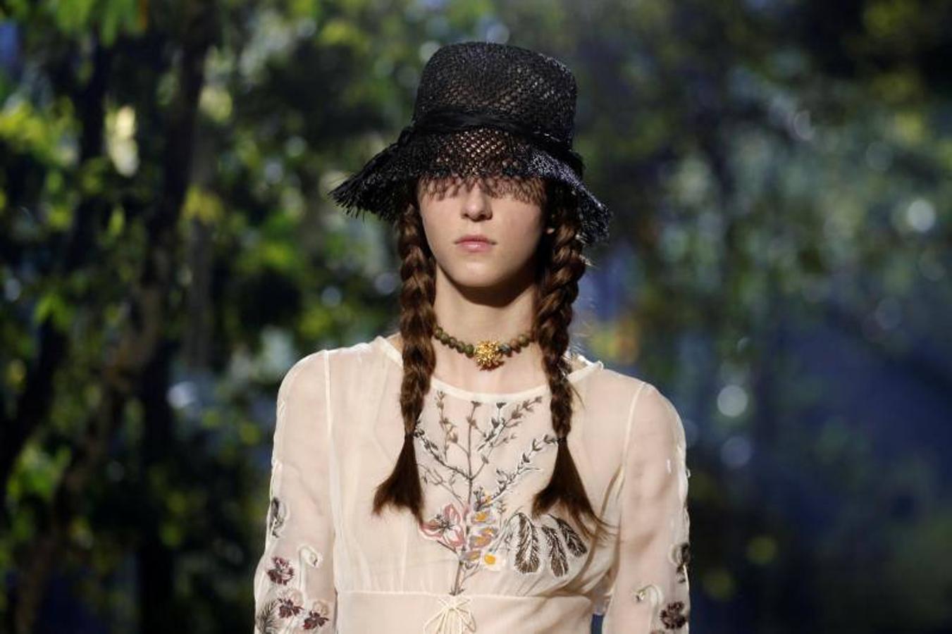 Dior inaugura la pasarela de la París Fashion Week con los diseños de Maria Grazia Chiuri de Primavera/Verano 2020