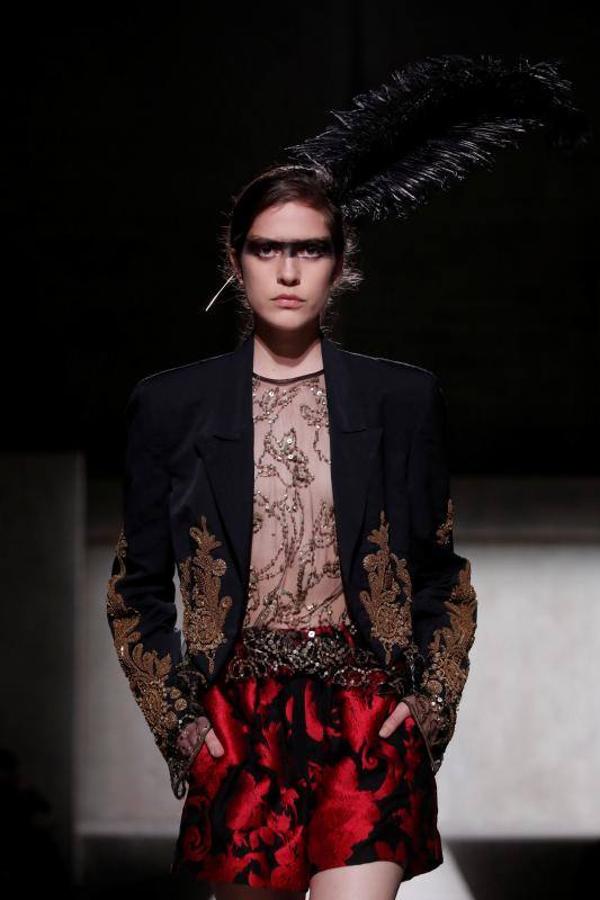 Los diseños Primavera/Verano 2020 de Dries Van Noten desfilan en la París Fashion Week 