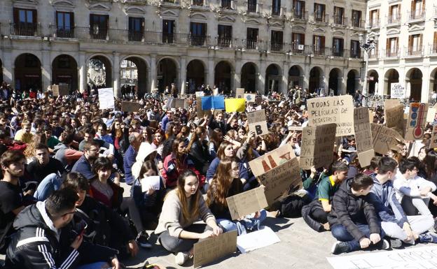 Estudiantes vitorianos protestan en la primera huelga mundial por el clima, en marzo.