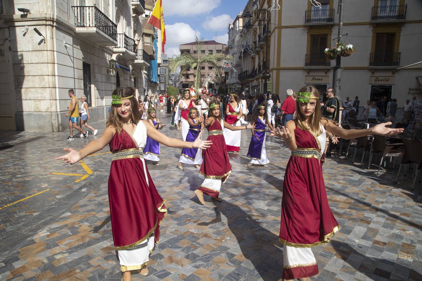 El desfile infantil y las actividades organizadas en la Plaza de San Francisco llenaron ayer el casco histórico de niños caracterizados como legionarios, mercenarios, sacerdotes, sacerdotisas, príncipes y princesas.