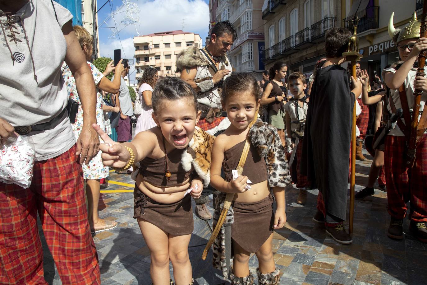 El desfile infantil y las actividades organizadas en la Plaza de San Francisco llenaron ayer el casco histórico de niños caracterizados como legionarios, mercenarios, sacerdotes, sacerdotisas, príncipes y princesas.