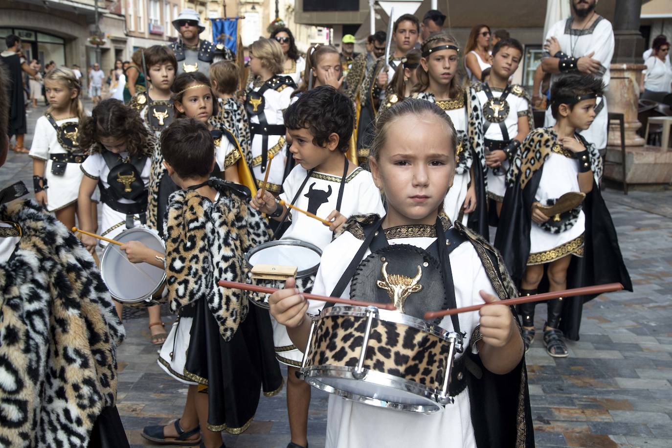 El desfile infantil y las actividades organizadas en la Plaza de San Francisco llenaron ayer el casco histórico de niños caracterizados como legionarios, mercenarios, sacerdotes, sacerdotisas, príncipes y princesas.