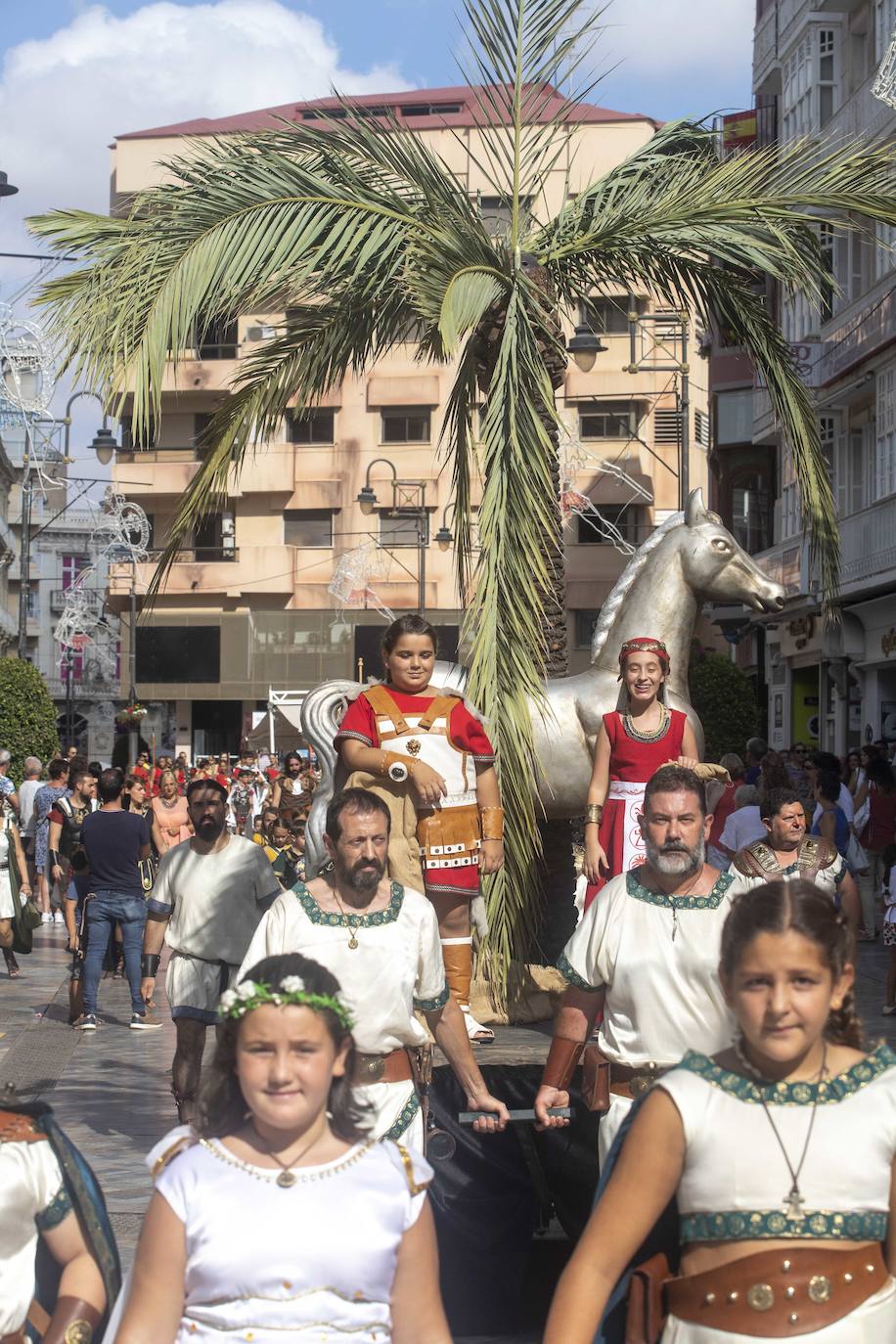 El desfile infantil y las actividades organizadas en la Plaza de San Francisco llenaron ayer el casco histórico de niños caracterizados como legionarios, mercenarios, sacerdotes, sacerdotisas, príncipes y princesas.
