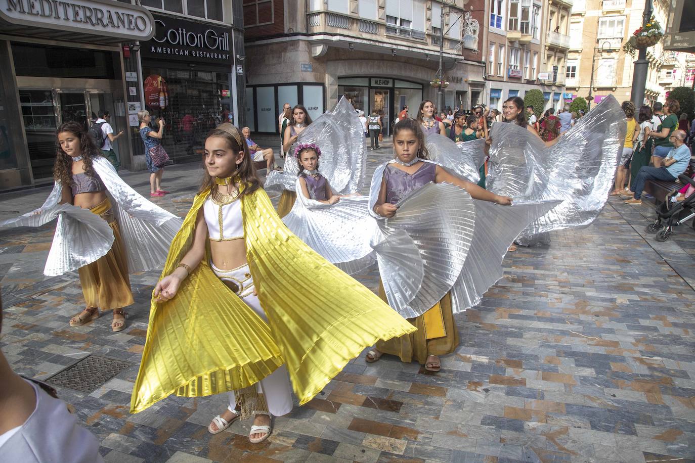 El desfile infantil y las actividades organizadas en la Plaza de San Francisco llenaron ayer el casco histórico de niños caracterizados como legionarios, mercenarios, sacerdotes, sacerdotisas, príncipes y princesas.
