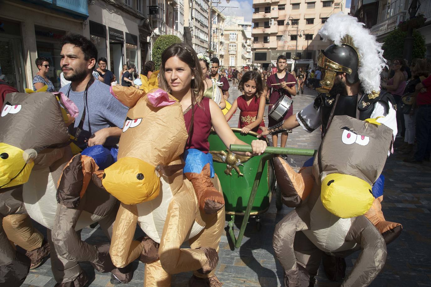 El desfile infantil y las actividades organizadas en la Plaza de San Francisco llenaron ayer el casco histórico de niños caracterizados como legionarios, mercenarios, sacerdotes, sacerdotisas, príncipes y princesas.