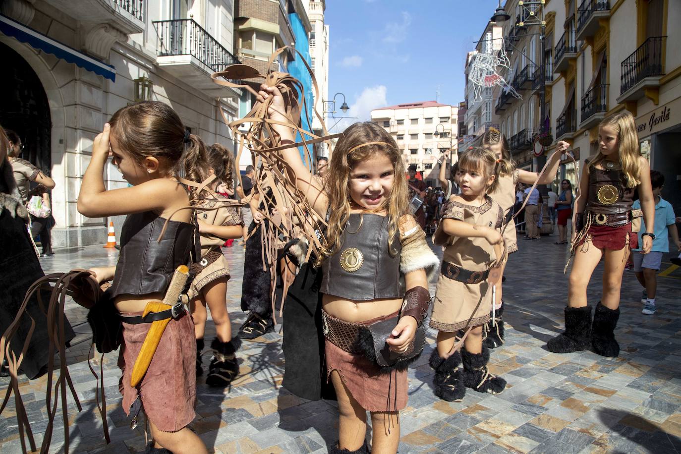 El desfile infantil y las actividades organizadas en la Plaza de San Francisco llenaron ayer el casco histórico de niños caracterizados como legionarios, mercenarios, sacerdotes, sacerdotisas, príncipes y princesas.