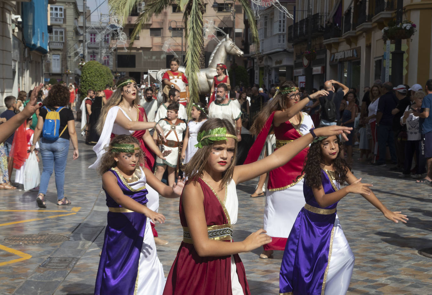 El desfile infantil y las actividades organizadas en la Plaza de San Francisco llenaron ayer el casco histórico de niños caracterizados como legionarios, mercenarios, sacerdotes, sacerdotisas, príncipes y princesas.