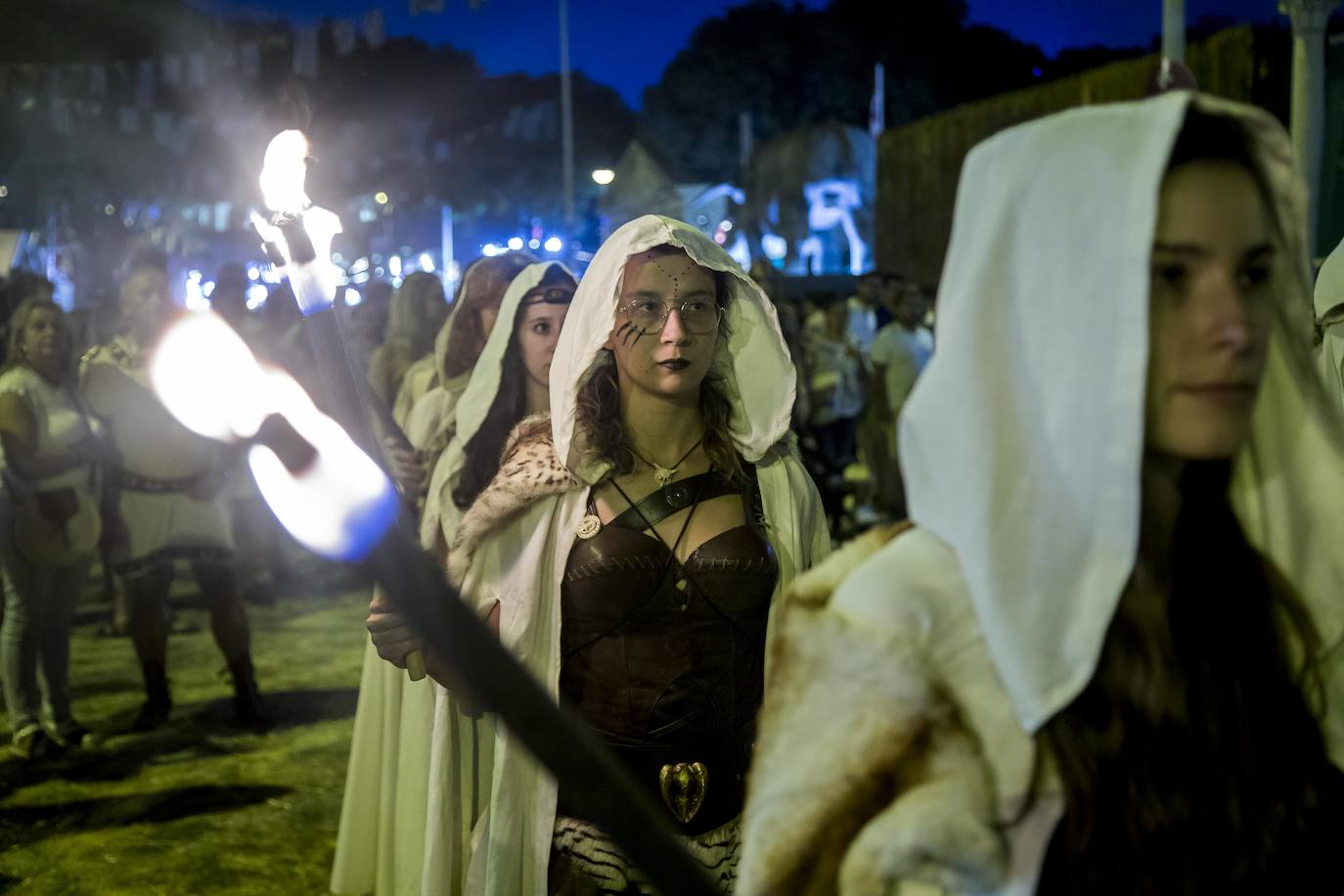 Las Amazonas de Capadocia marchan en comitiva, con antorchas en una salida de su cuartel.