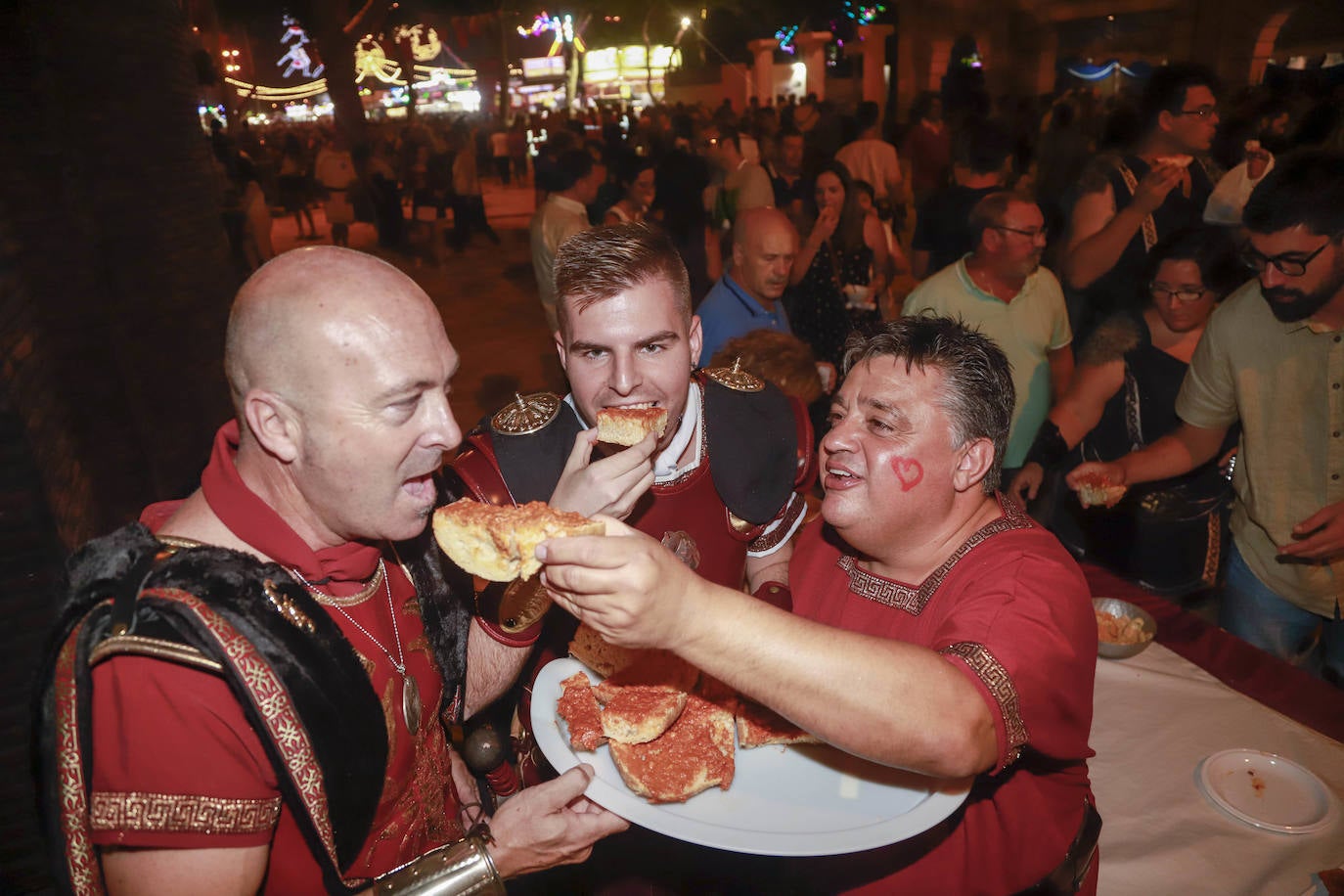 Las Amazonas de Capadocia marchan en comitiva, con antorchas en una salida de su cuartel.