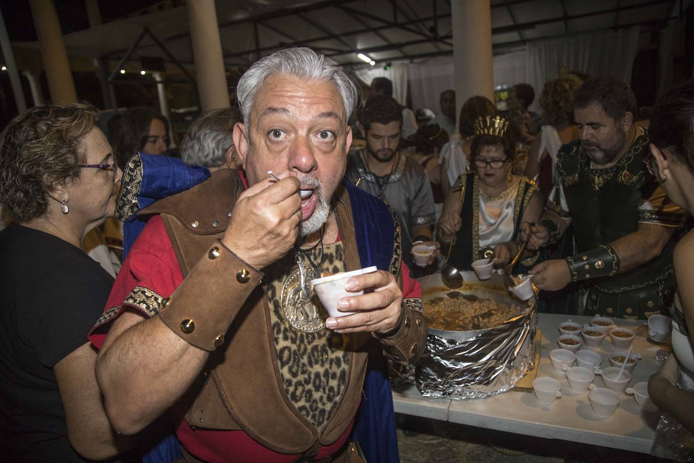 Las Amazonas de Capadocia marchan en comitiva, con antorchas en una salida de su cuartel.