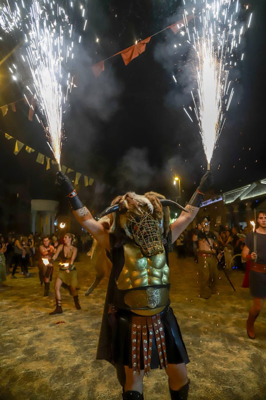 Las Amazonas de Capadocia marchan en comitiva, con antorchas en una salida de su cuartel.