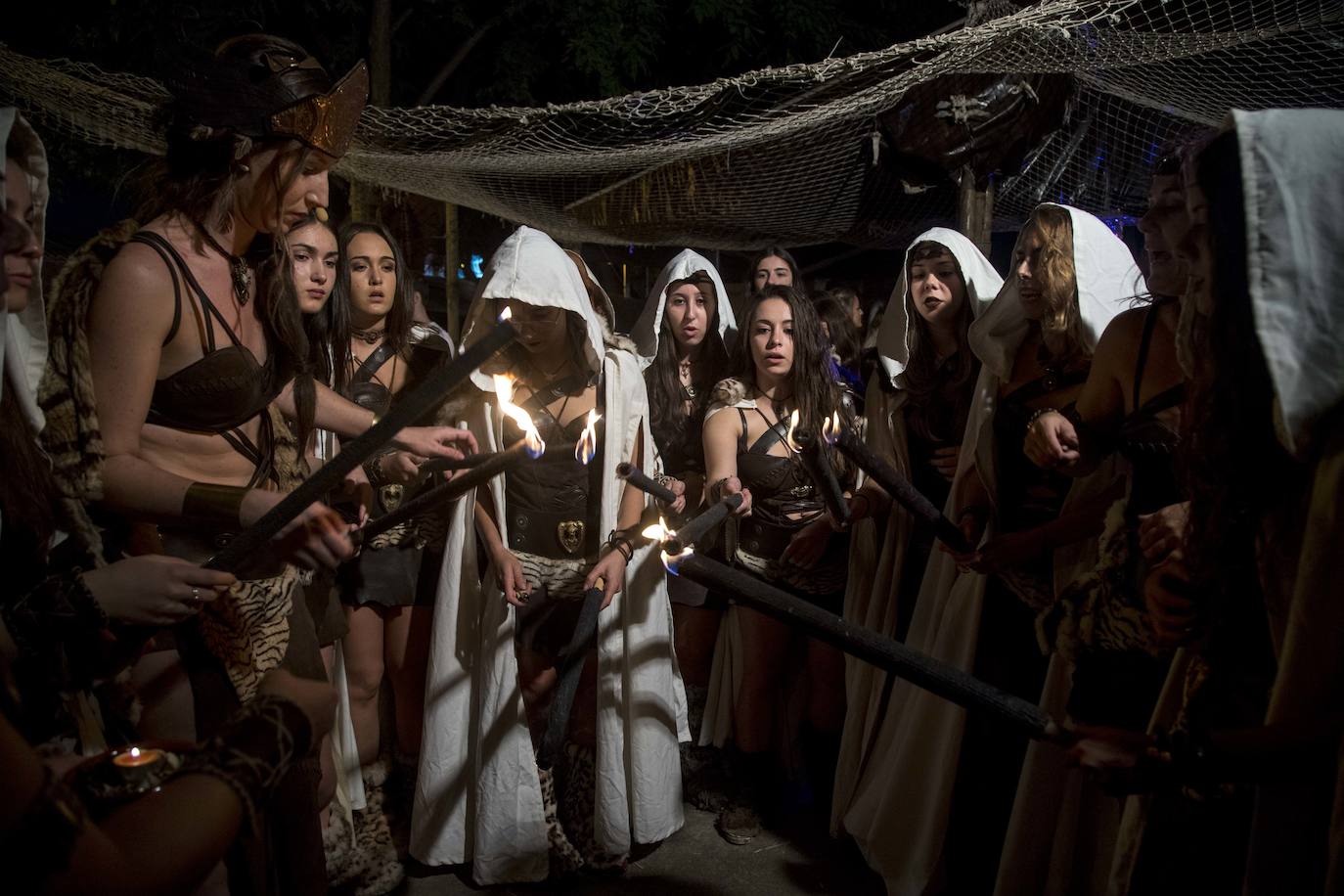 Las Amazonas de Capadocia marchan en comitiva, con antorchas en una salida de su cuartel.