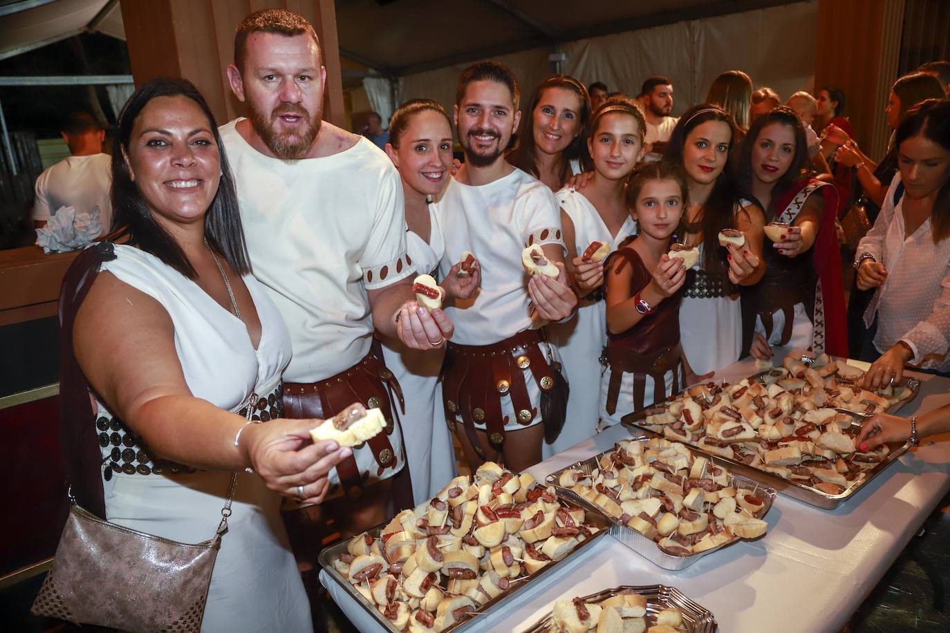 Las Amazonas de Capadocia marchan en comitiva, con antorchas en una salida de su cuartel.