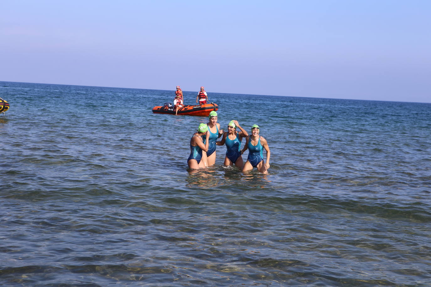 Cuatro nadadoras del Club Master Madrid completan una travesía entre Mazarrón y Águilas para llamar la atención sobre las basuras marinas y la contaminación de los océanos