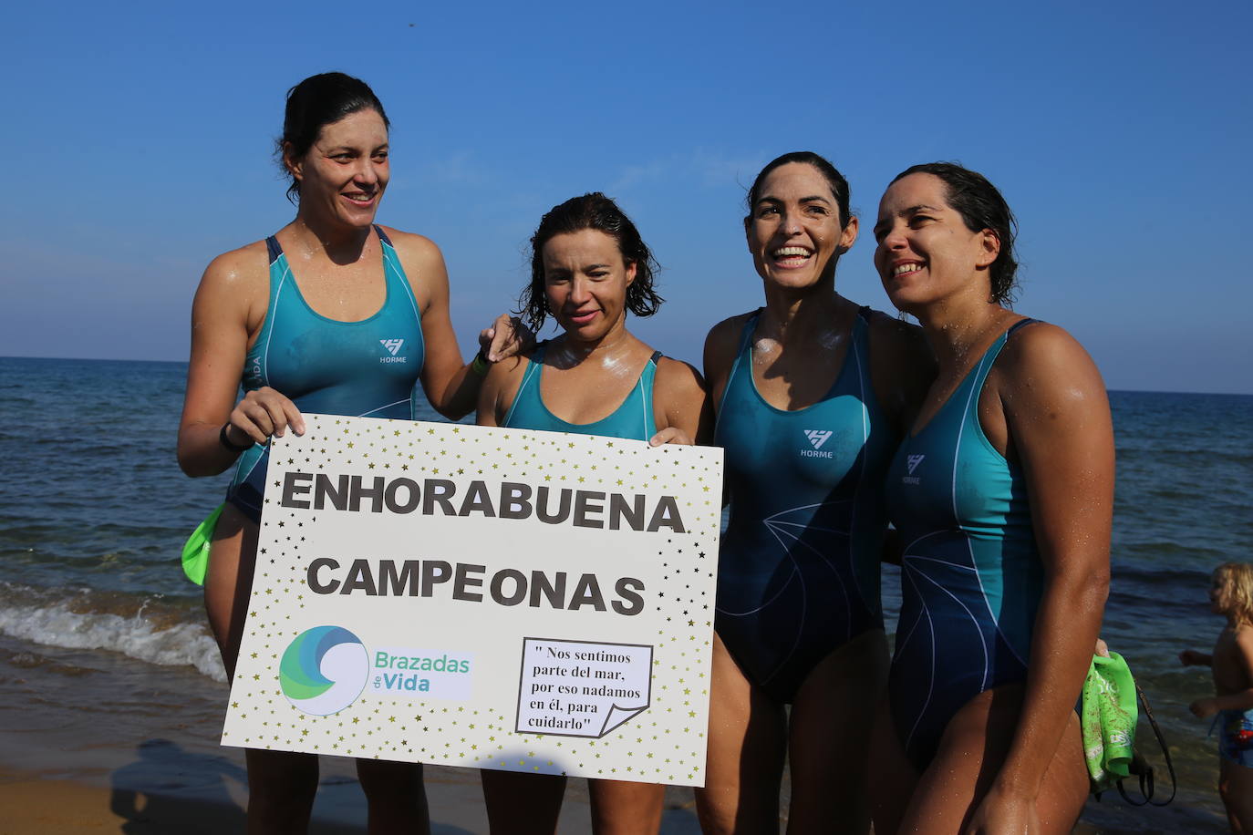 Cuatro nadadoras del Club Master Madrid completan una travesía entre Mazarrón y Águilas para llamar la atención sobre las basuras marinas y la contaminación de los océanos