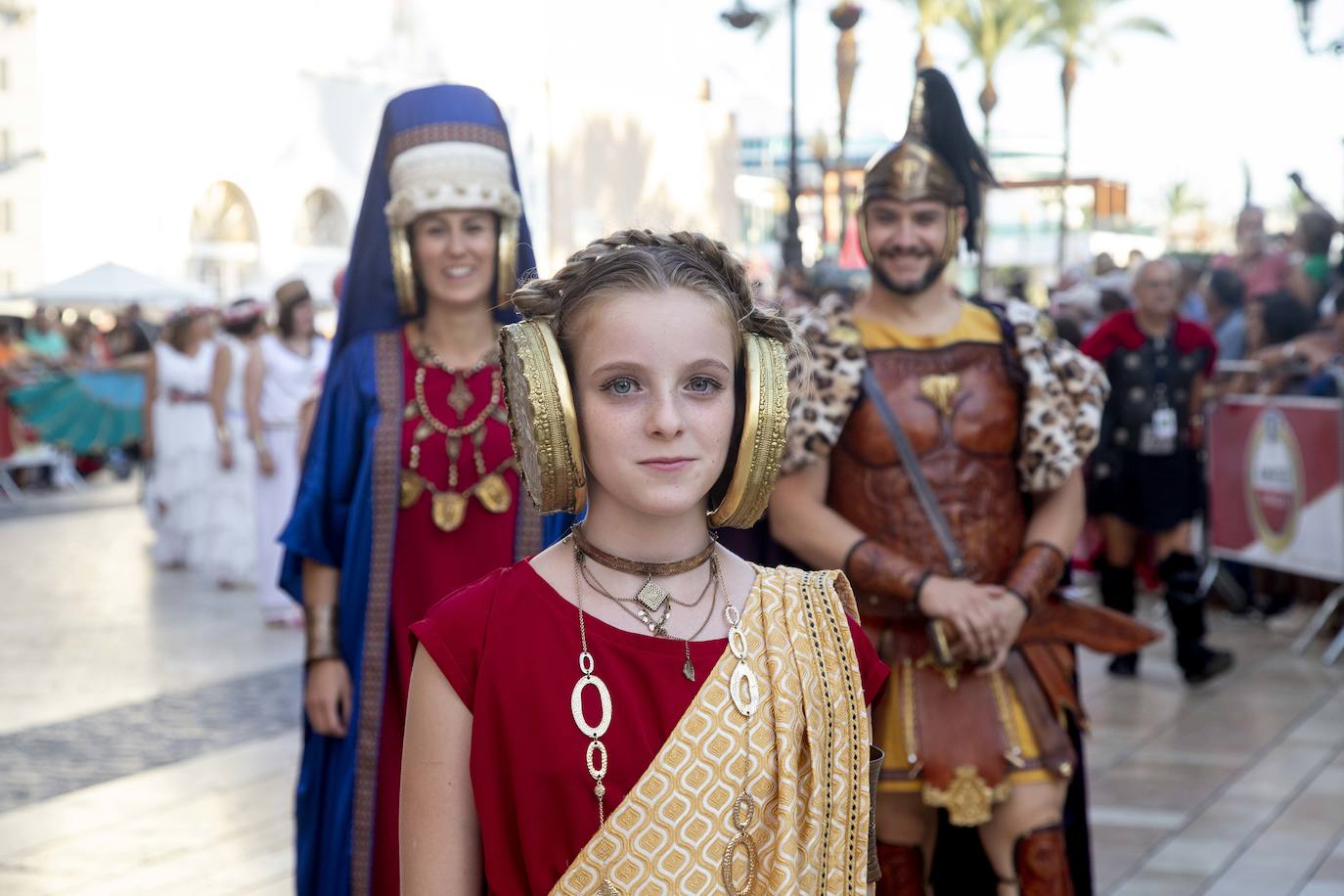 Cinco mil festeros lucen sus mejores galas en un cortejo que duró tres horas y media y que fue seguido por centenares de personas durante todo el recorrido