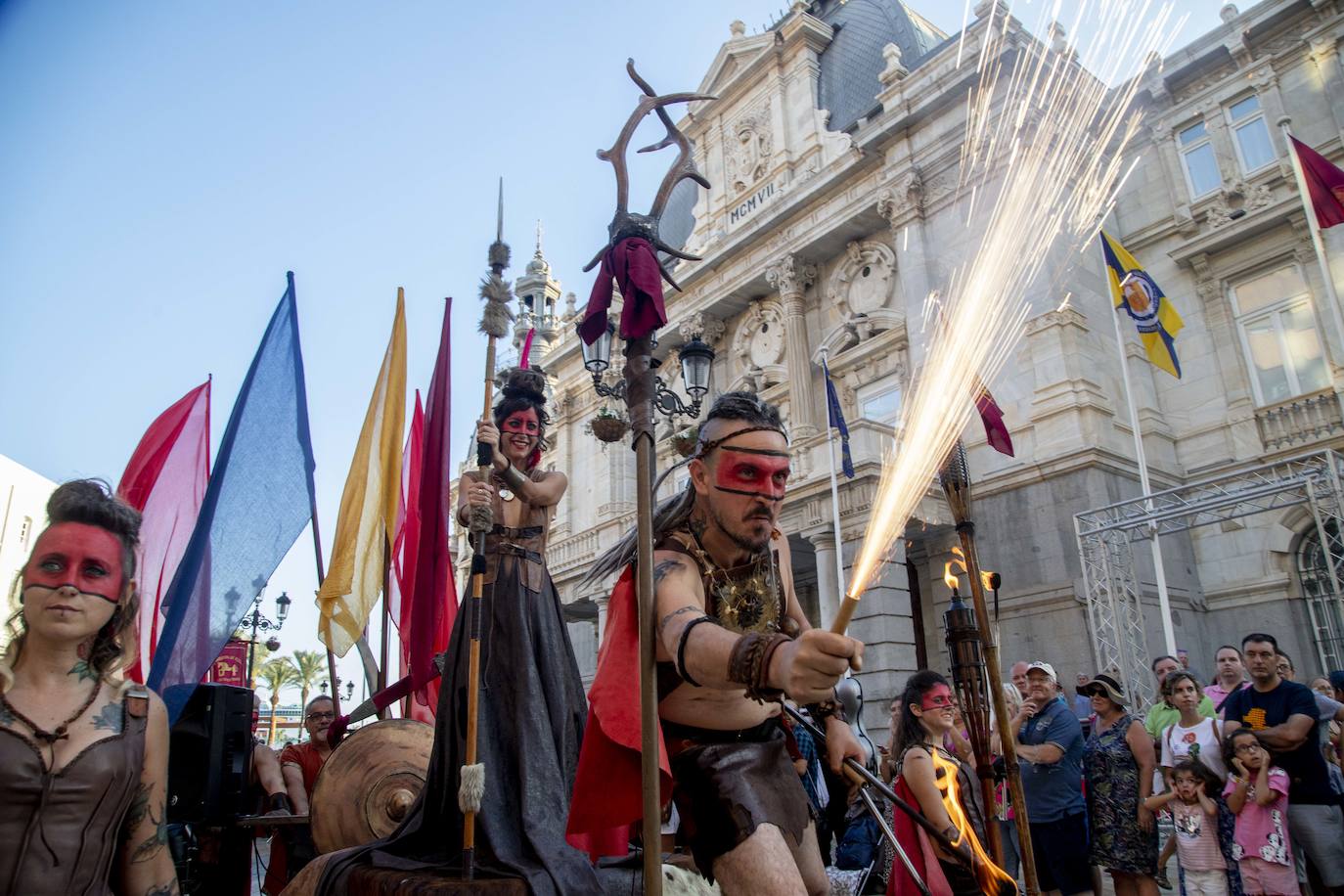 Cinco mil festeros lucen sus mejores galas en un cortejo que duró tres horas y media y que fue seguido por centenares de personas durante todo el recorrido