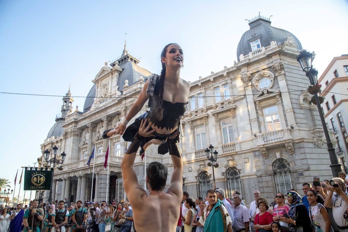 Cinco mil festeros lucen sus mejores galas en un cortejo que duró tres horas y media y que fue seguido por centenares de personas durante todo el recorrido