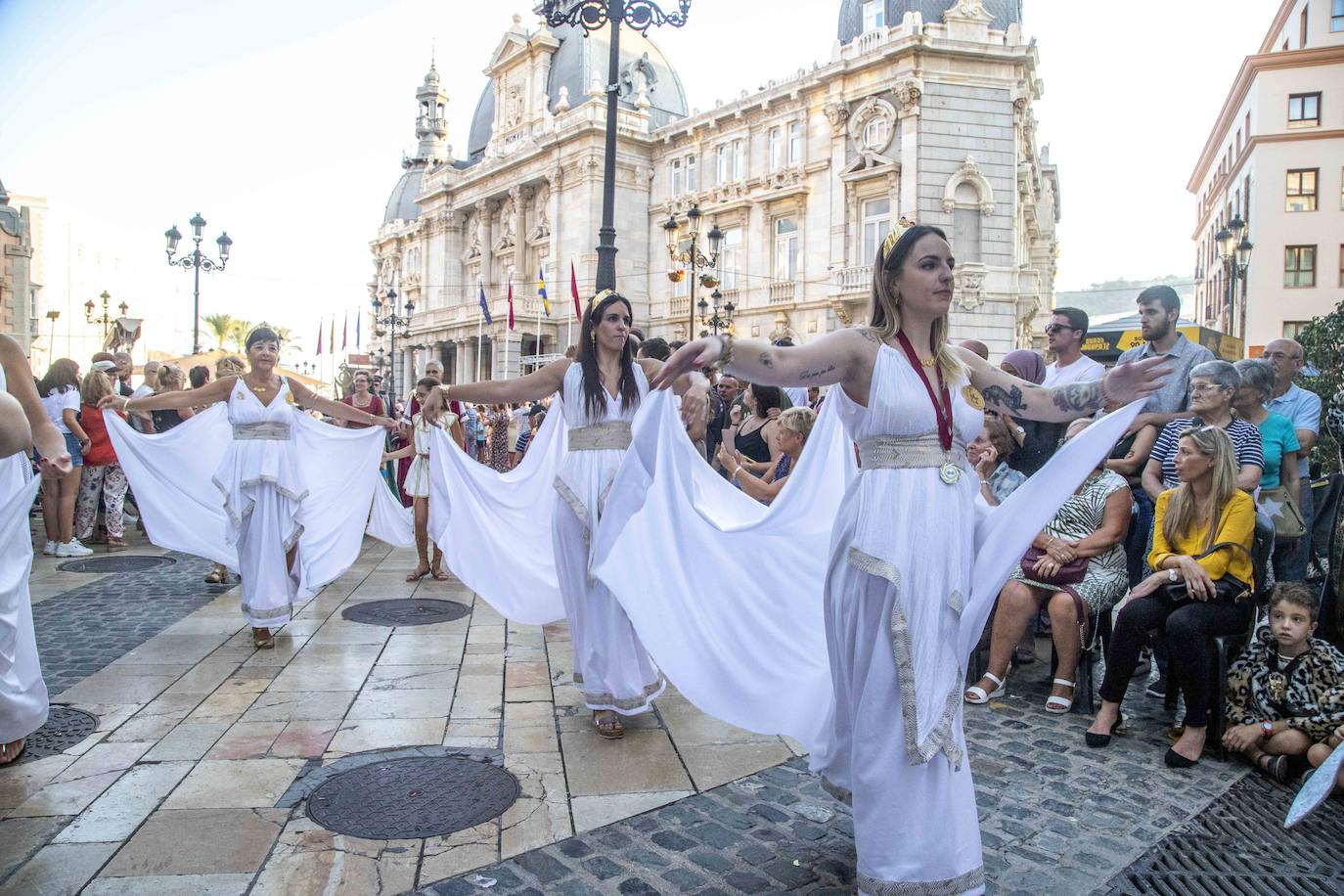 Cinco mil festeros lucen sus mejores galas en un cortejo que duró tres horas y media y que fue seguido por centenares de personas durante todo el recorrido