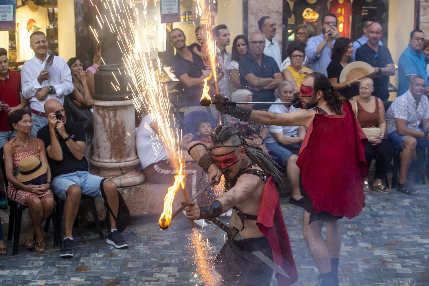 Cinco mil festeros lucen sus mejores galas en un cortejo que duró tres horas y media y que fue seguido por centenares de personas durante todo el recorrido