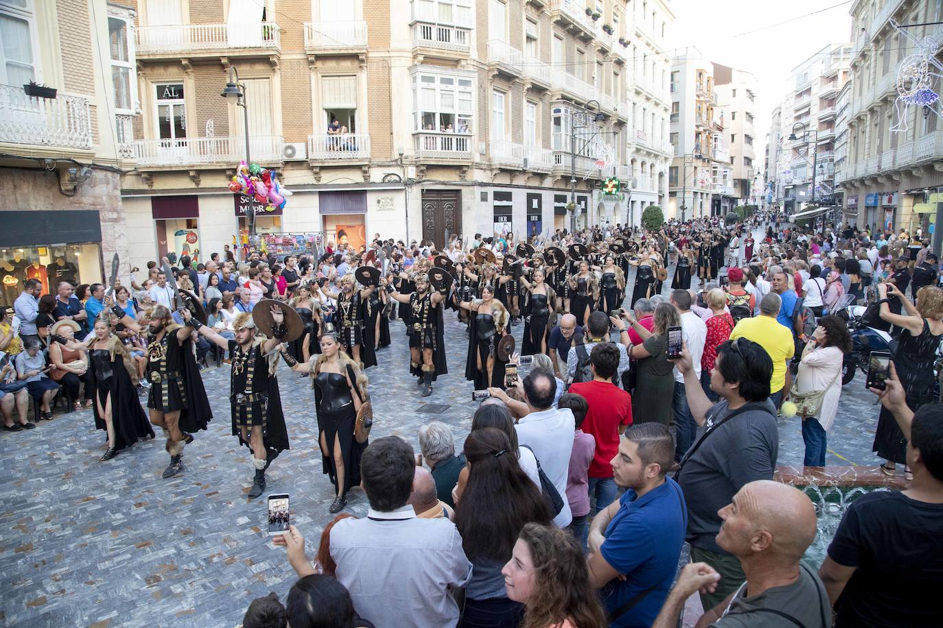 Cinco mil festeros lucen sus mejores galas en un cortejo que duró tres horas y media y que fue seguido por centenares de personas durante todo el recorrido