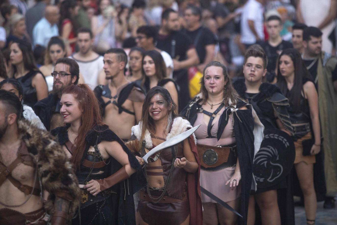 Cinco mil festeros lucen sus mejores galas en un cortejo que duró tres horas y media y que fue seguido por centenares de personas durante todo el recorrido