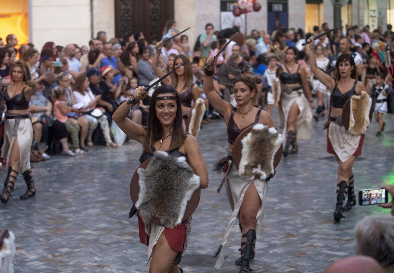 Cinco mil festeros lucen sus mejores galas en un cortejo que duró tres horas y media y que fue seguido por centenares de personas durante todo el recorrido