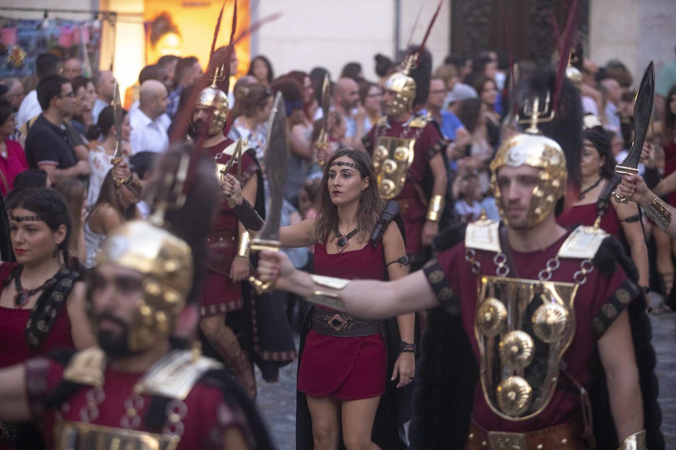 Cinco mil festeros lucen sus mejores galas en un cortejo que duró tres horas y media y que fue seguido por centenares de personas durante todo el recorrido