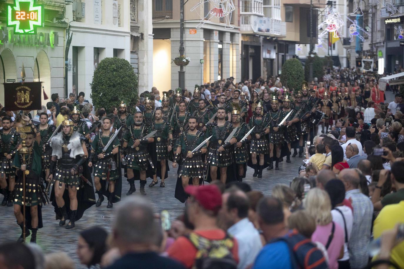 Cinco mil festeros lucen sus mejores galas en un cortejo que duró tres horas y media y que fue seguido por centenares de personas durante todo el recorrido