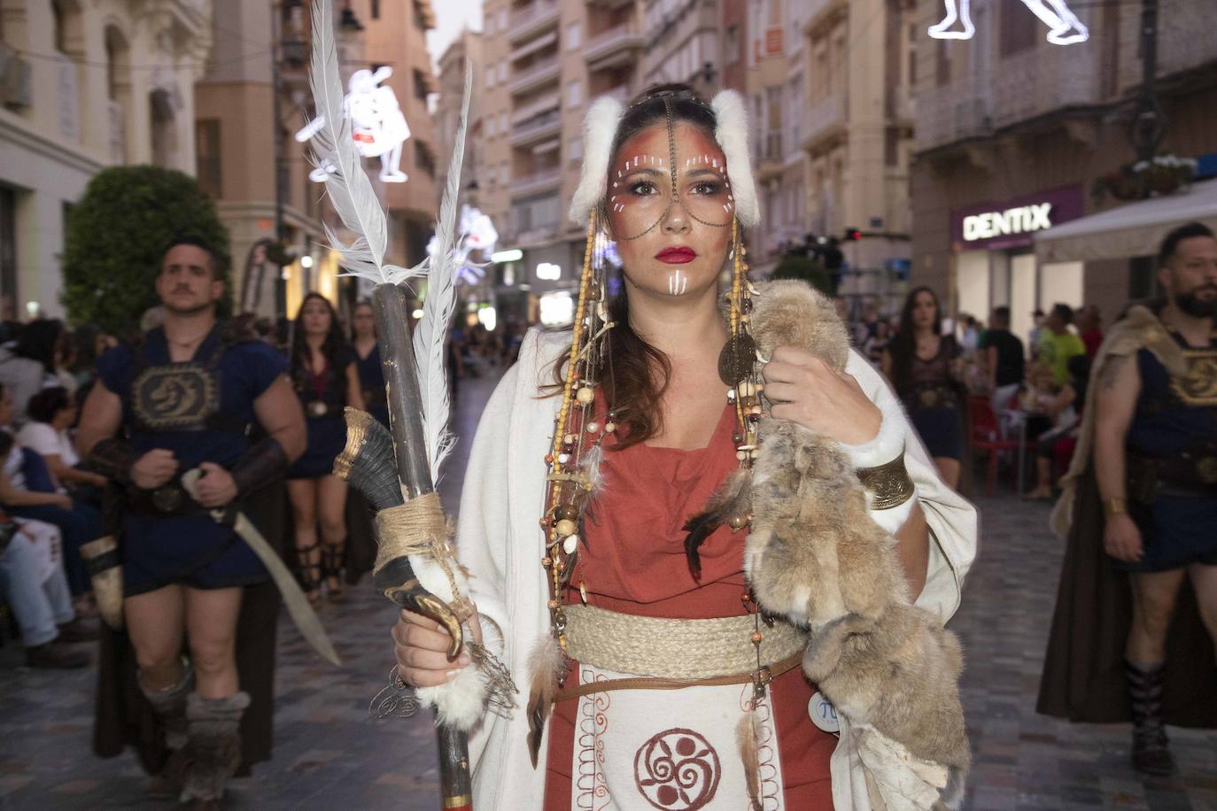 Cinco mil festeros lucen sus mejores galas en un cortejo que duró tres horas y media y que fue seguido por centenares de personas durante todo el recorrido