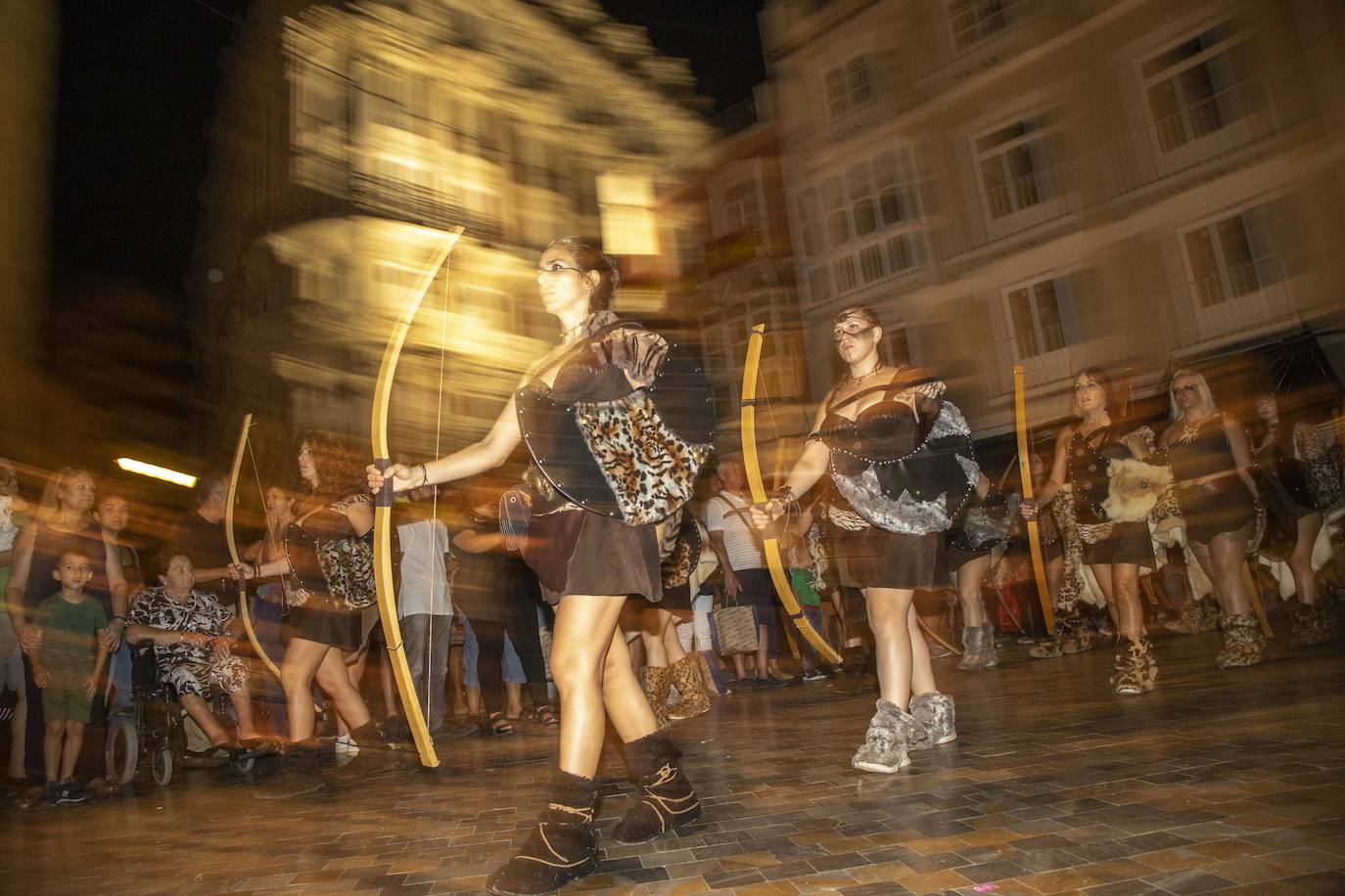 Cinco mil festeros lucen sus mejores galas en un cortejo que duró tres horas y media y que fue seguido por centenares de personas durante todo el recorrido