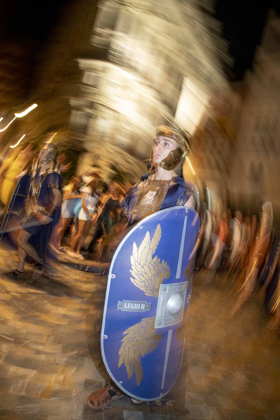 Cinco mil festeros lucen sus mejores galas en un cortejo que duró tres horas y media y que fue seguido por centenares de personas durante todo el recorrido