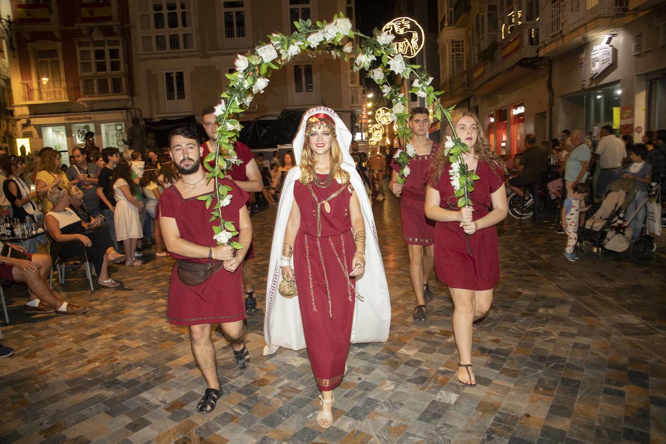 Cinco mil festeros lucen sus mejores galas en un cortejo que duró tres horas y media y que fue seguido por centenares de personas durante todo el recorrido