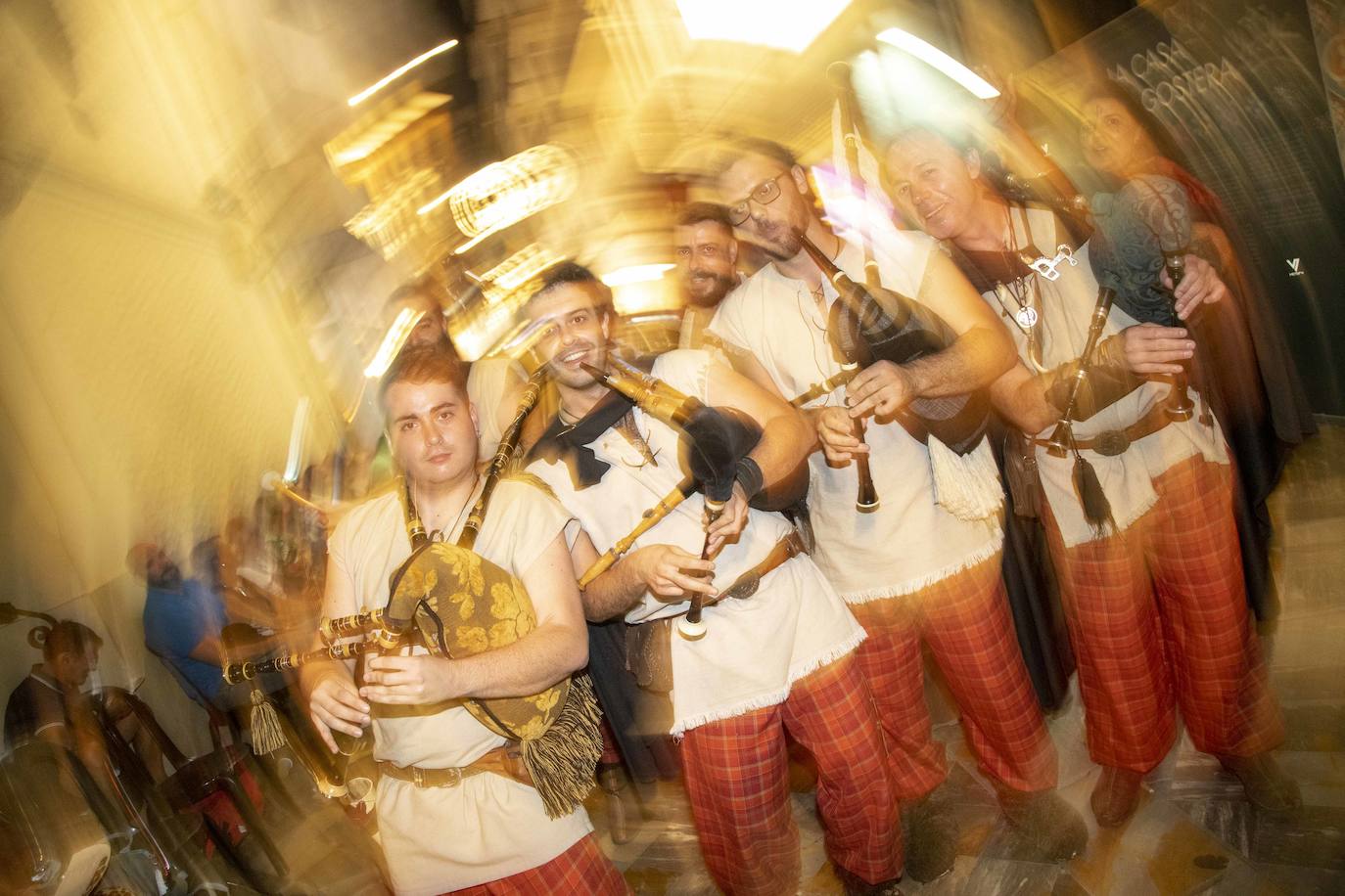 Cinco mil festeros lucen sus mejores galas en un cortejo que duró tres horas y media y que fue seguido por centenares de personas durante todo el recorrido