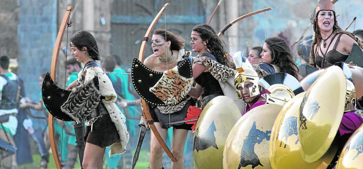 Un grupo de luchadoras de Amazonas de Capadocia lanza flechas con sus arcos, durante un lance de la batalla celebrada en la Cuesta del Batel. 