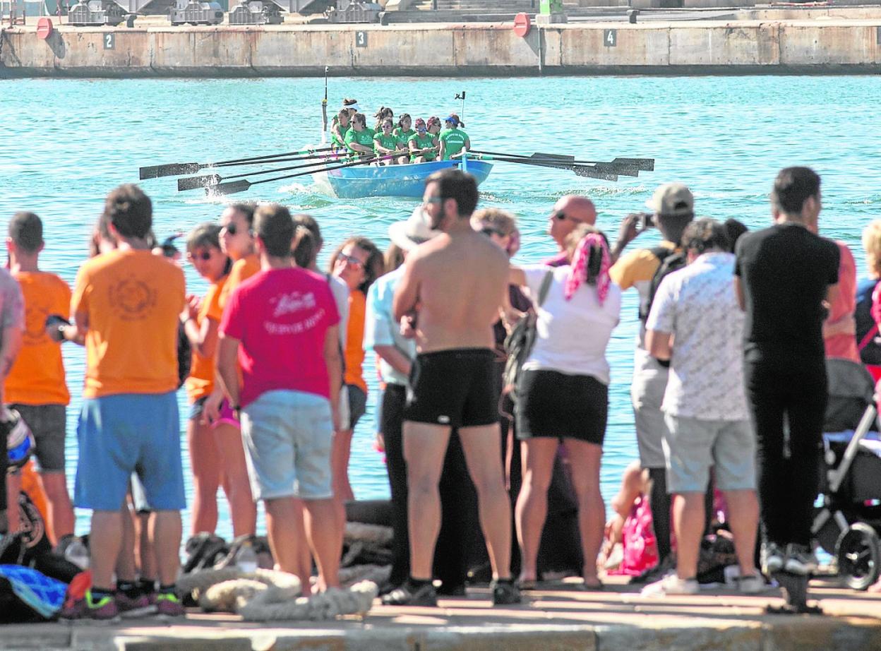 Un grupo de espectadores, viendo la regata femenina de la batalla marítima. 