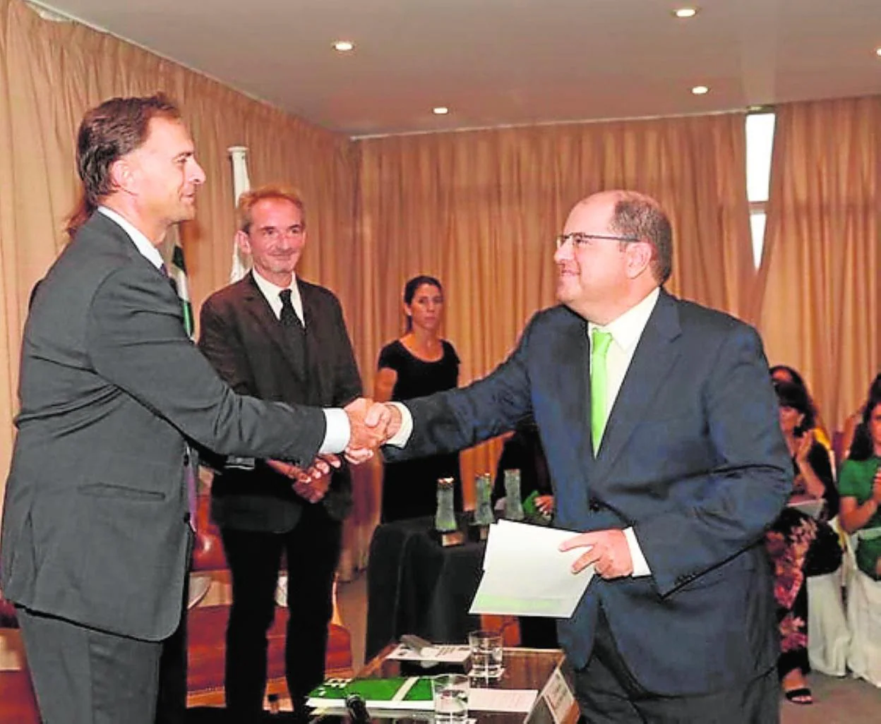 Carmelo Reverte recogiendo el premio. 