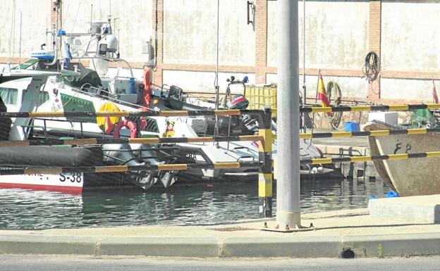 Una de las pateras interceptadas en las últimas horas, a la derecha, junto a una patrullera de la Guardia Civil. 