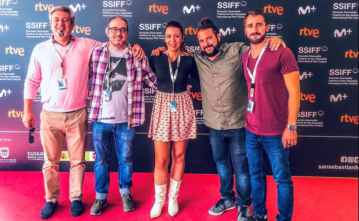 De izquierda a derecha: Juan María Prieto (Productor ejecutivo, Biopic); Joaquín Carmona Hidalgo (Director, Biopic); Fina Martínez (Productora ejecutiva, Maskeline); Alejandro Rius Navarro (Director de producción, Maskeline) y Daniel E. Moncho (Productor ejecutivo, Biopic).