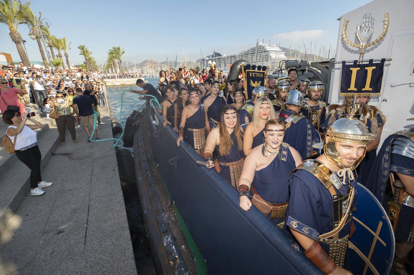 A las cinco de la tarde, las legiones navales llegaron a la explanada del Muelle y escenificaron, en el auditorio instalado allí, el desembarco en las costas de Qart Hadast para representar el bloqueo del puerto púnico.