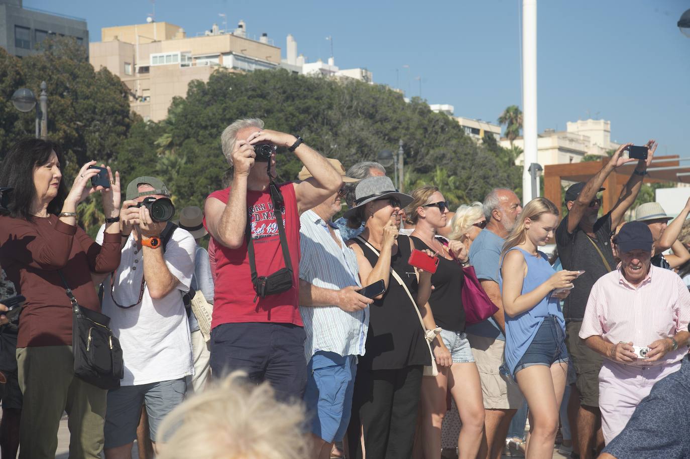 A las cinco de la tarde, las legiones navales llegaron a la explanada del Muelle y escenificaron, en el auditorio instalado allí, el desembarco en las costas de Qart Hadast para representar el bloqueo del puerto púnico.