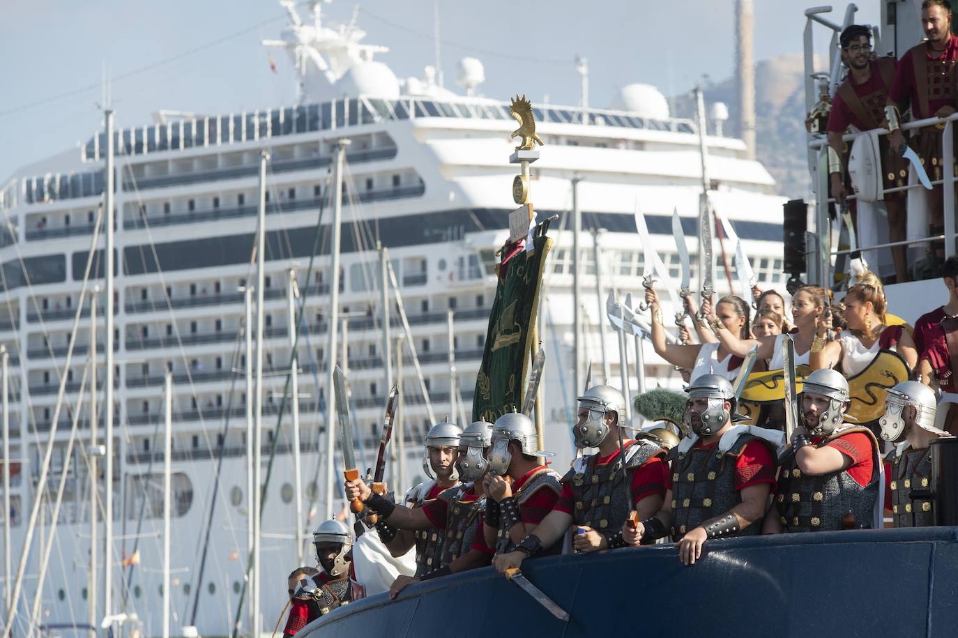A las cinco de la tarde, las legiones navales llegaron a la explanada del Muelle y escenificaron, en el auditorio instalado allí, el desembarco en las costas de Qart Hadast para representar el bloqueo del puerto púnico.