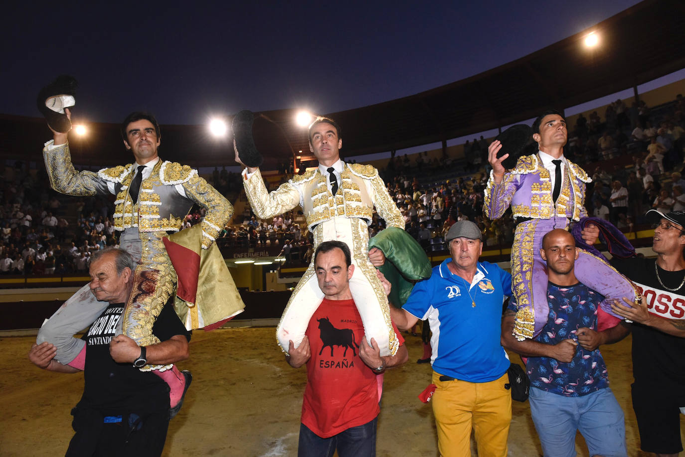 Perera dio una gran tarde de toros y se llevó cuatro orejas; Ponce y Ureña pasearon dos por coleta.