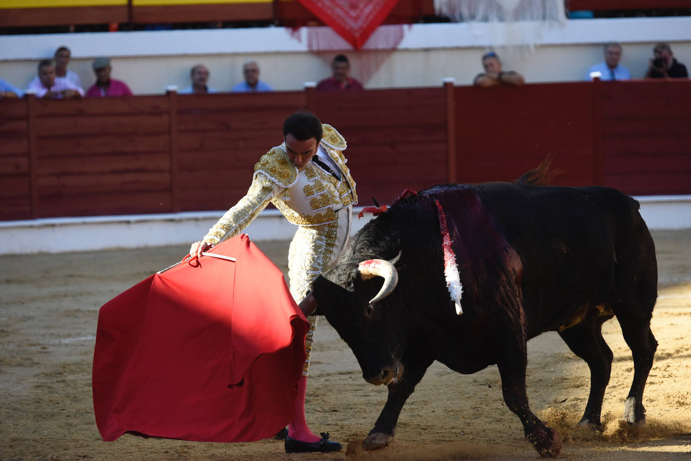 Perera dio una gran tarde de toros y se llevó cuatro orejas; Ponce y Ureña pasearon dos por coleta.