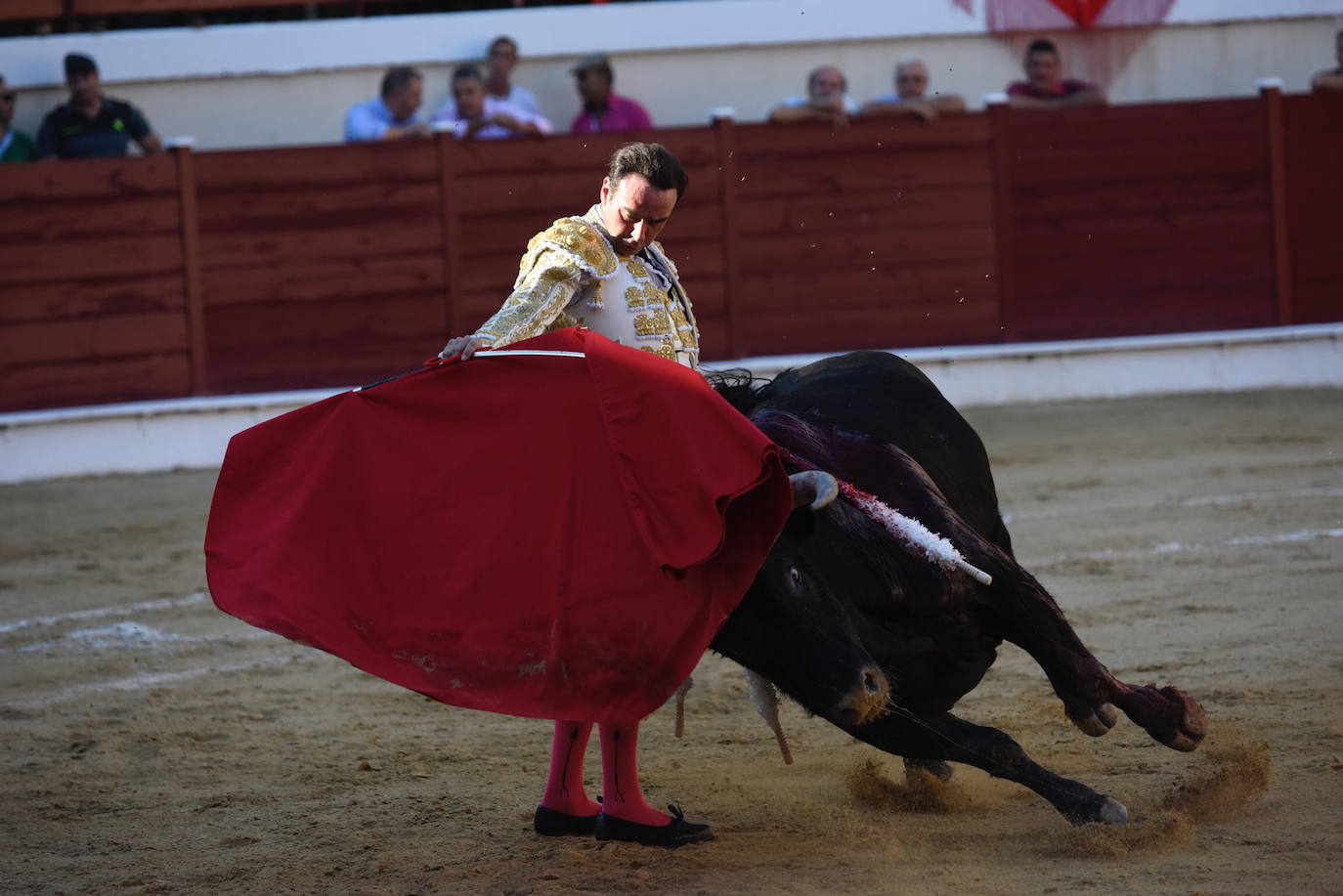 Perera dio una gran tarde de toros y se llevó cuatro orejas; Ponce y Ureña pasearon dos por coleta.