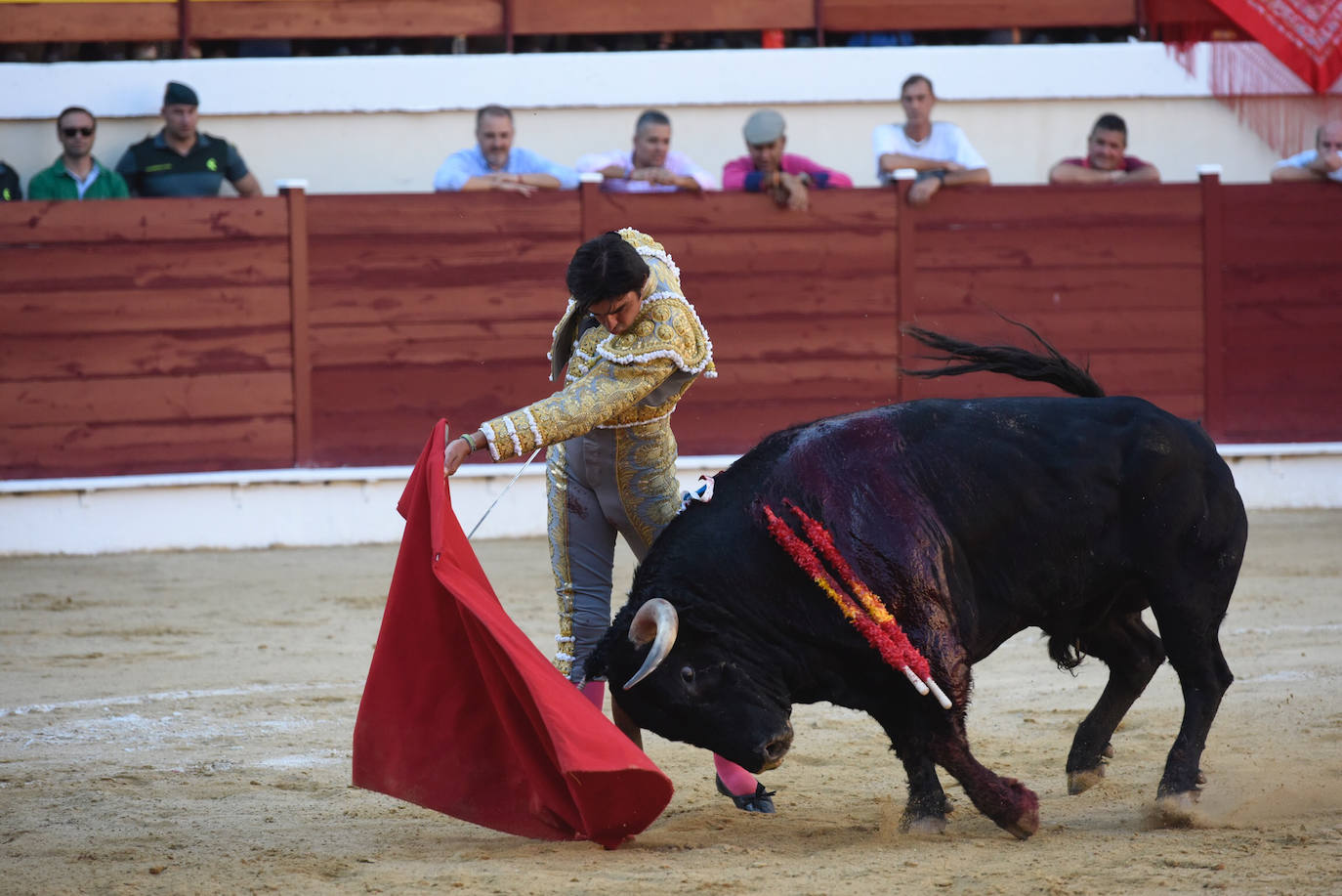 Perera dio una gran tarde de toros y se llevó cuatro orejas; Ponce y Ureña pasearon dos por coleta.