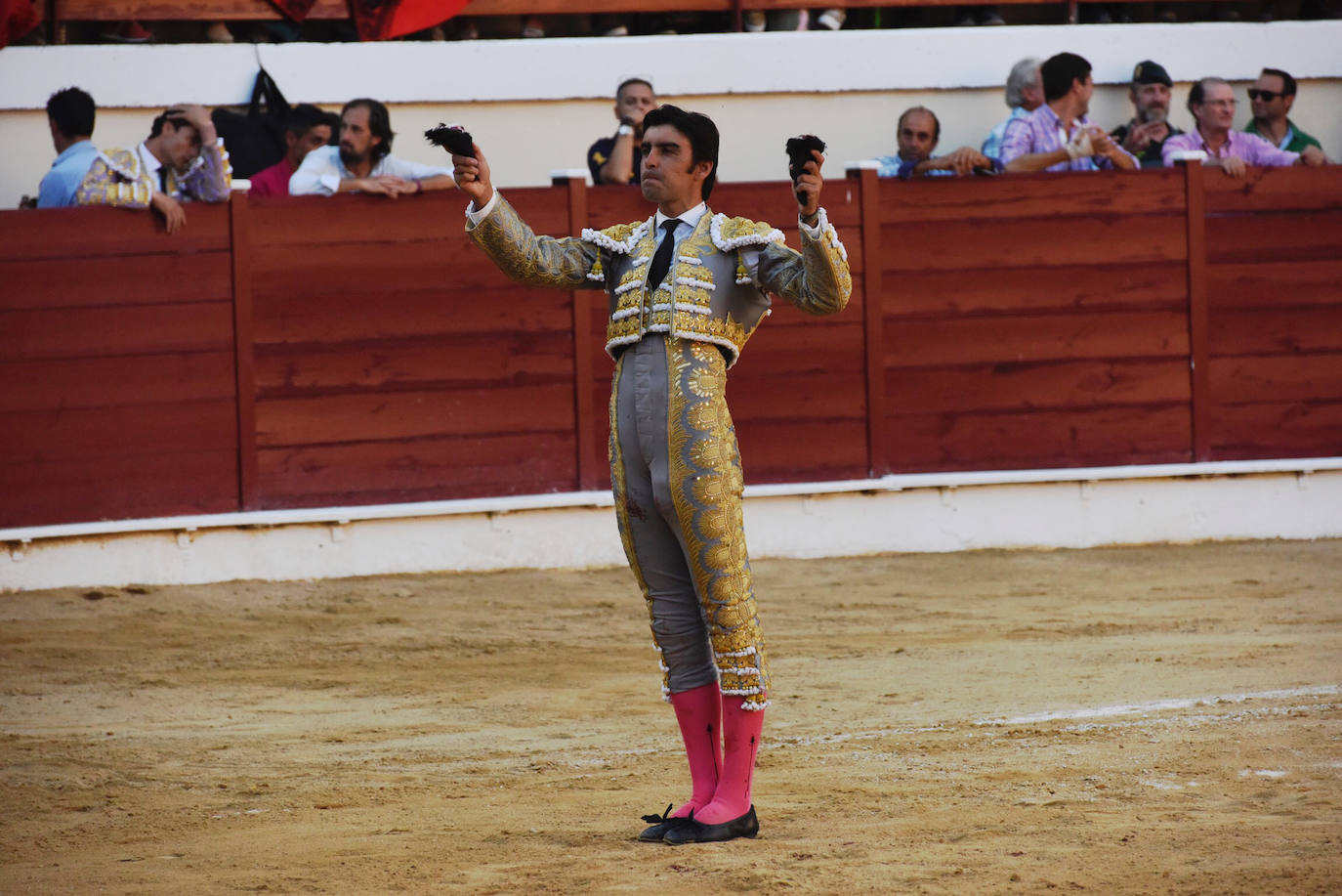 Perera dio una gran tarde de toros y se llevó cuatro orejas; Ponce y Ureña pasearon dos por coleta.